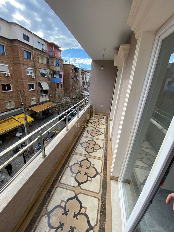 Jepet me qera ambient biznesi prane Postes Qendrore