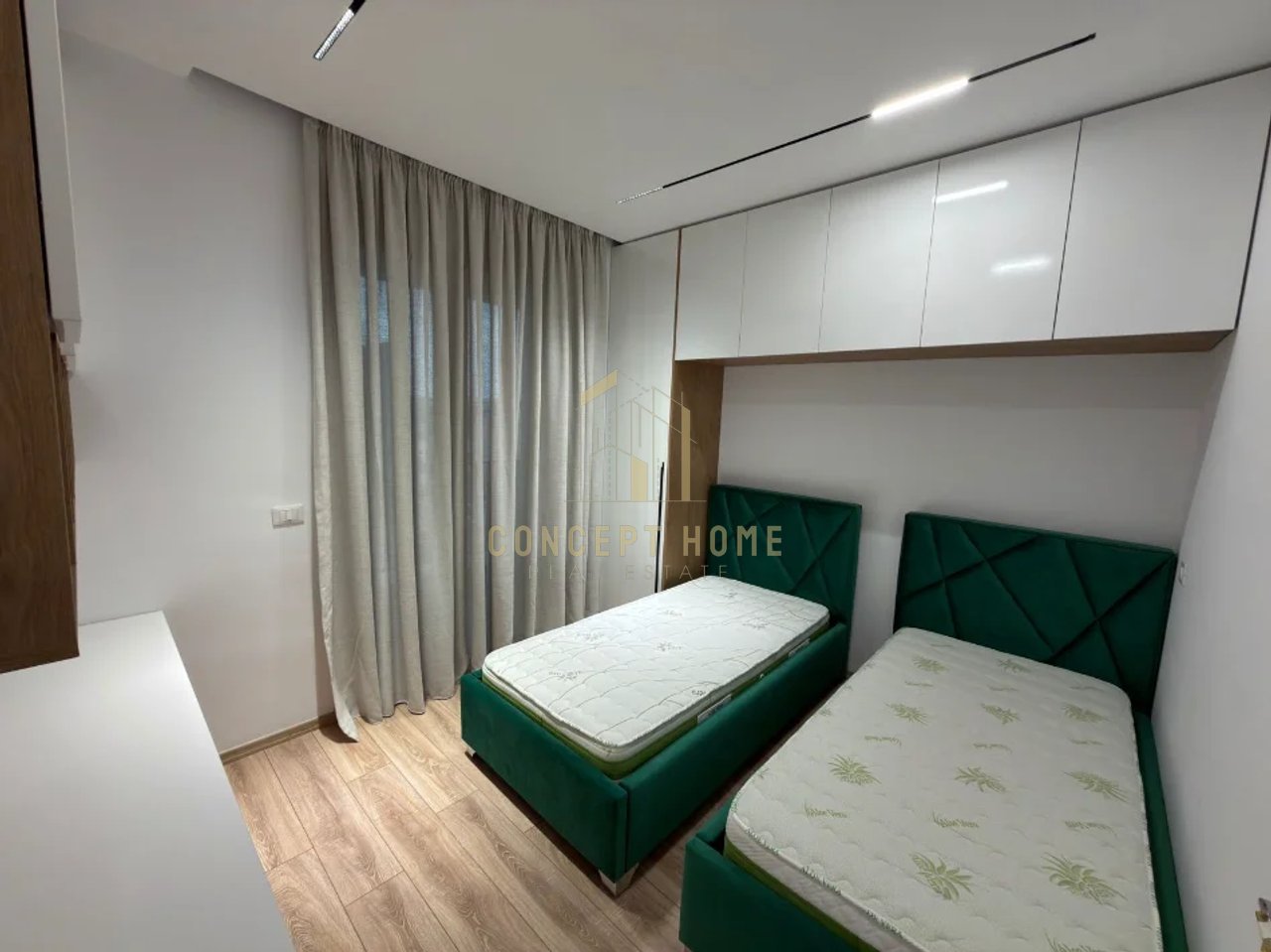 Jepet me qera apartament 2+1 tek Komuna e Parisit, 100m2