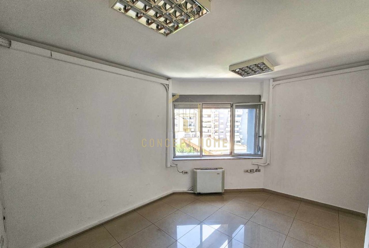 Ambient Komercial 3+1+2 Me Qira në Rruga e Dibrës, Tiranë - 2800€ | 300 m²