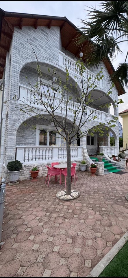 Shitet Vile 3 katshe në Casa Italia, Tiranë - 520,000€ | 420 m²