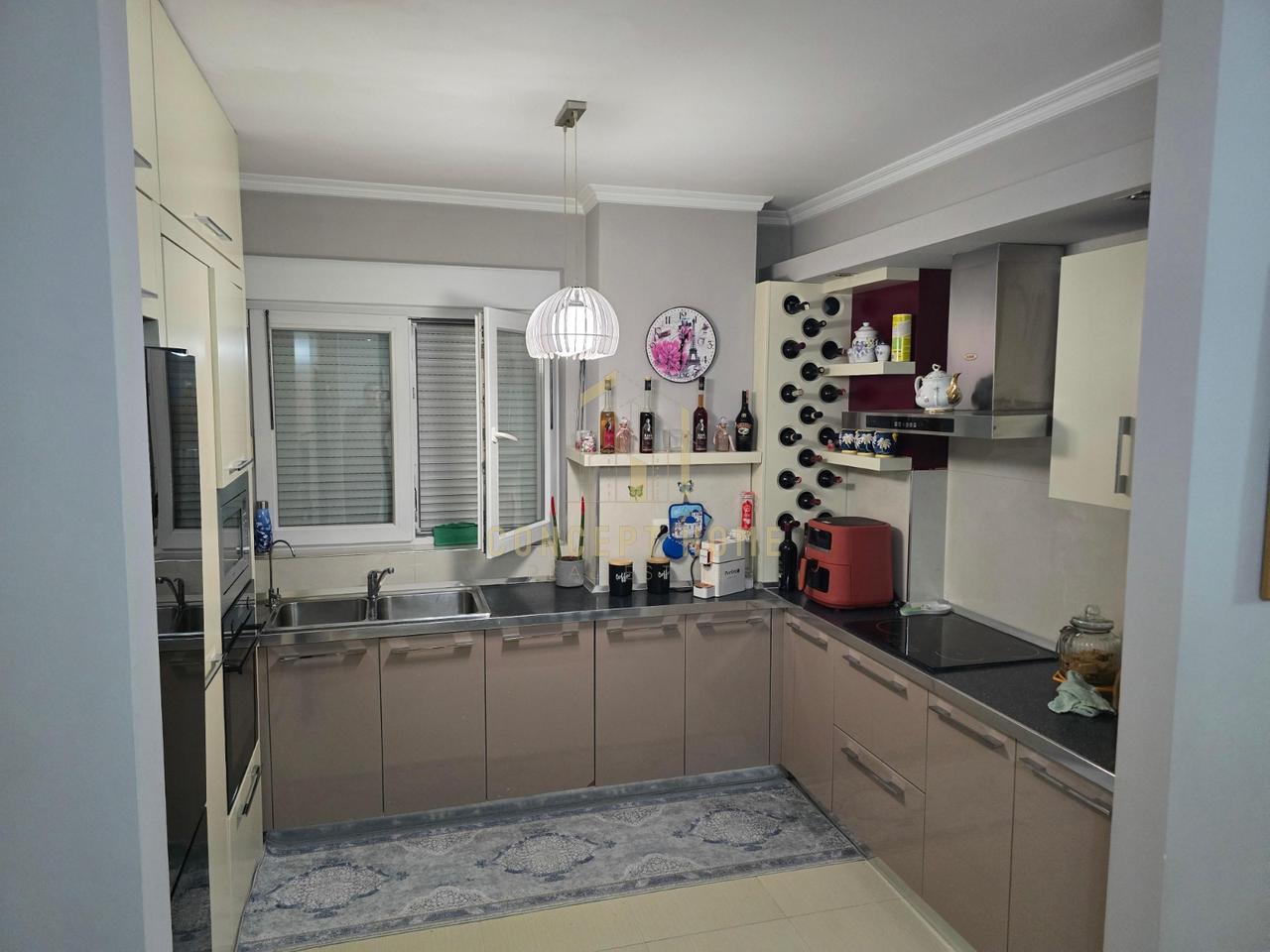 Shitet apartament 3+1 prane 21 Dhjetori