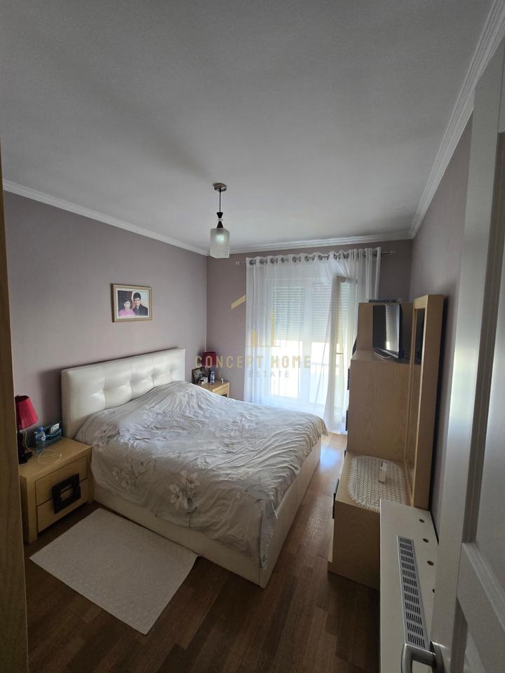 Shitet apartament 3+1 prane 21 Dhjetori