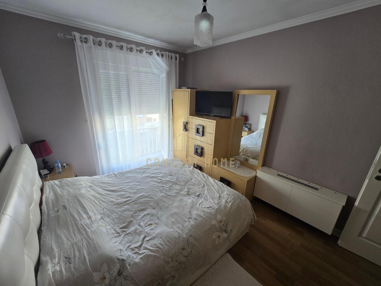 Shitet apartament 3+1 prane 21 Dhjetori