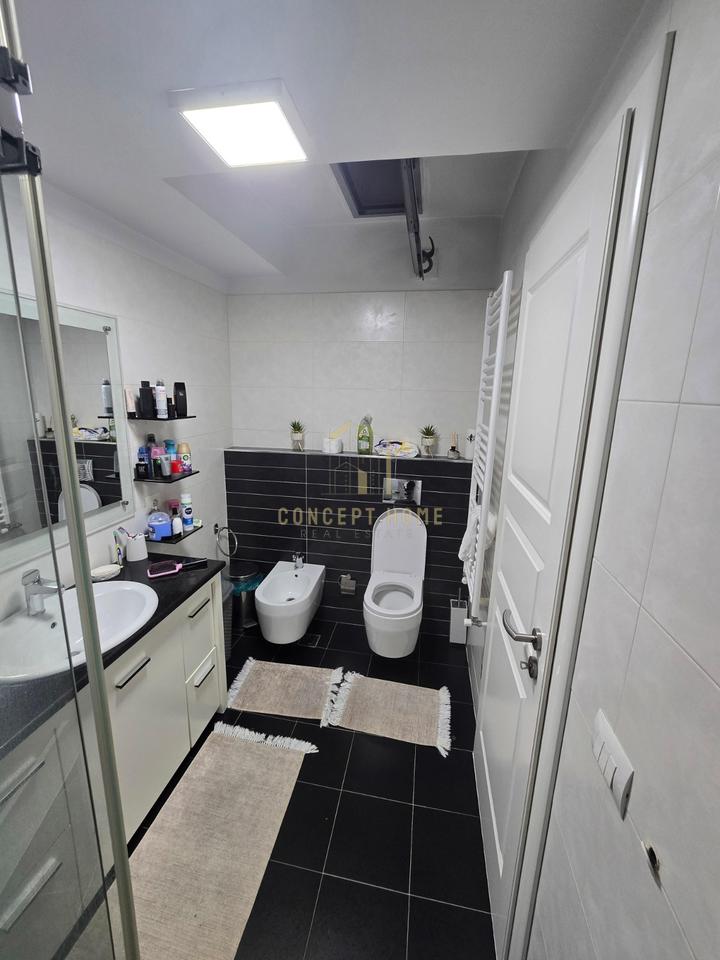 Shitet apartament 3+1 prane 21 Dhjetori