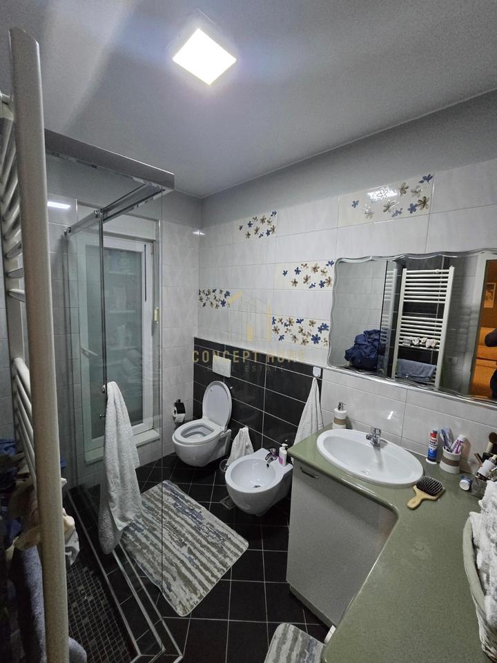 Shitet apartament 3+1 prane 21 Dhjetori