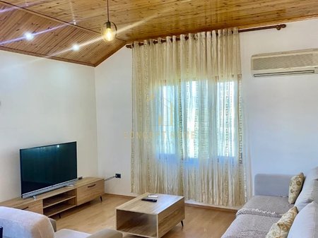 Jepet me qera shtepi  2+1 tek Zoja Keshillit te mire.