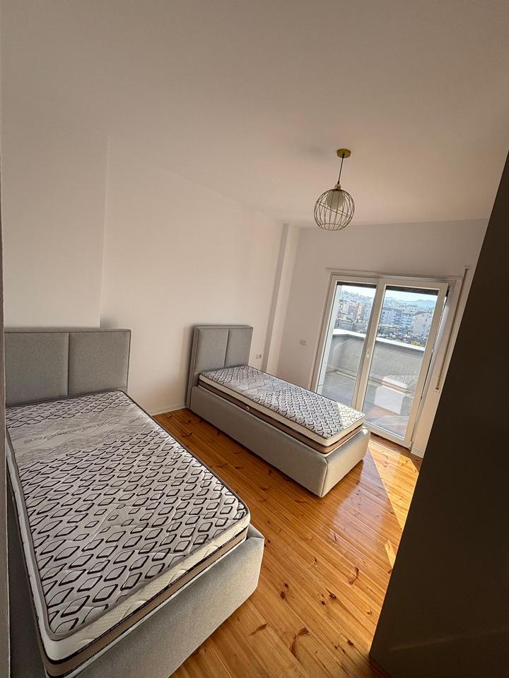 Jepet me qera apartament 2+1+2  ne Xhamllik