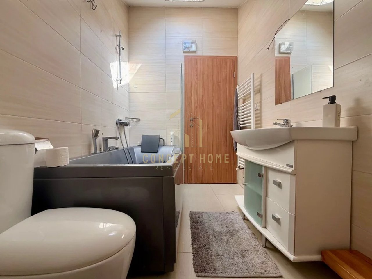 A triplex apartment is for rent in Sauk.