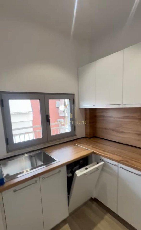 Jepet me qera apartament 3+1+2 ne Qender.