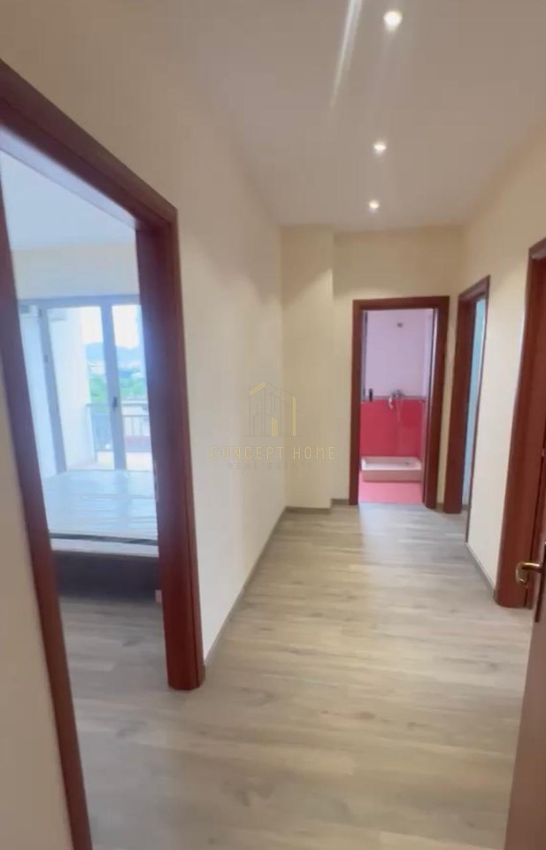 Jepet me qera apartament 3+1+2 ne Qender.