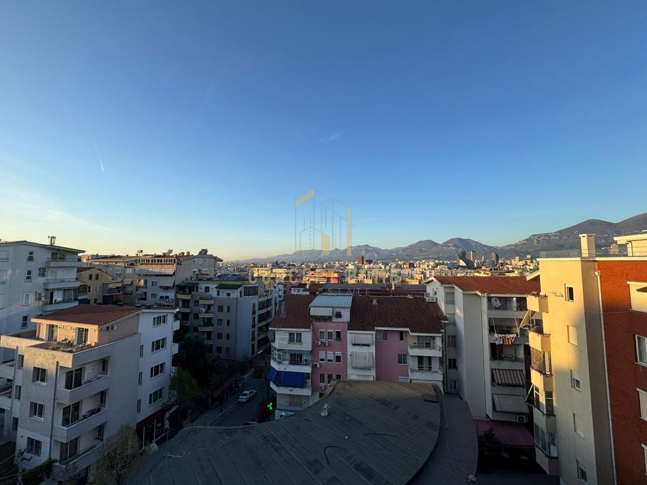 Jepet apartament me qera 2+1 te Kodra e Diellit.