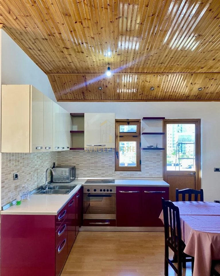 Jepet me qera shtepi  2+1 tek Zoja Keshillit te mire.