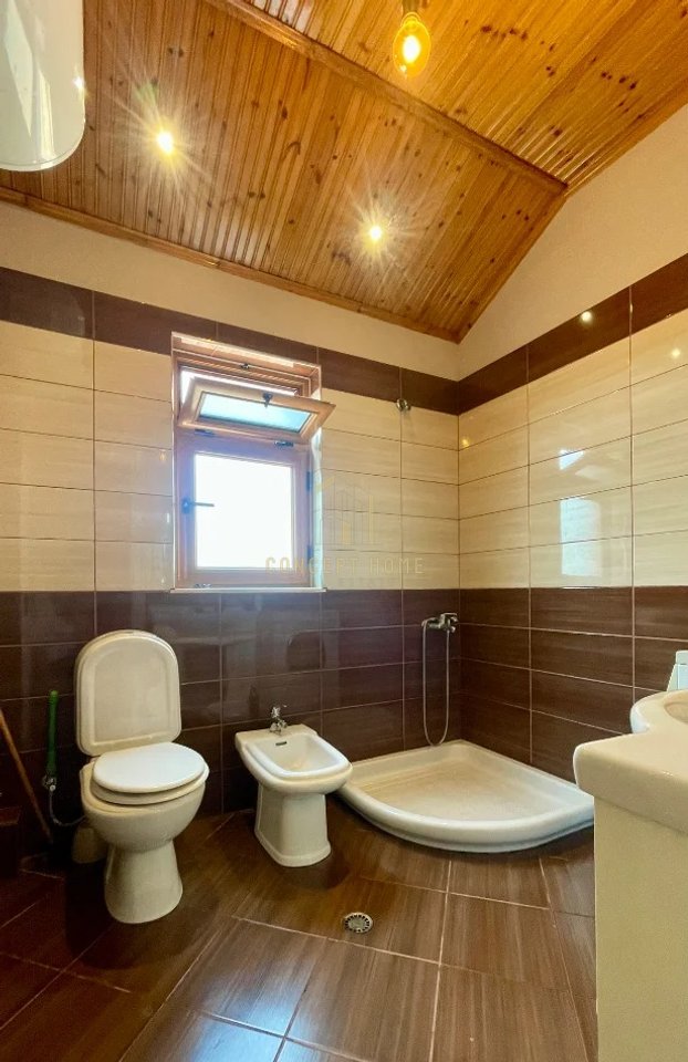 Jepet me qera shtepi  2+1 tek Zoja Keshillit te mire.