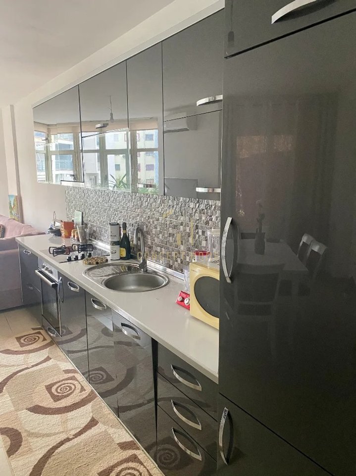 Shitet apartament 2+1+ ne Yzberisht