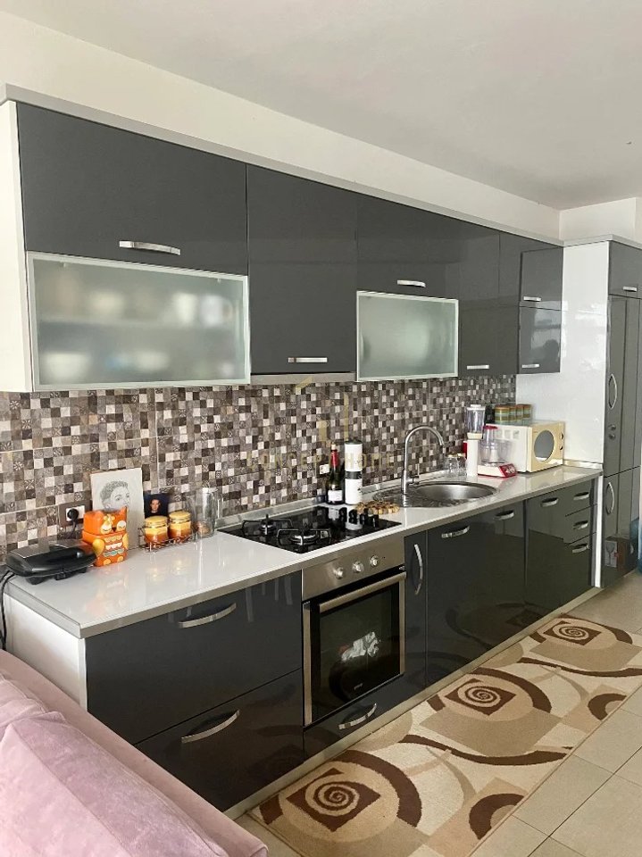 Shitet apartament 2+1+ ne Yzberisht