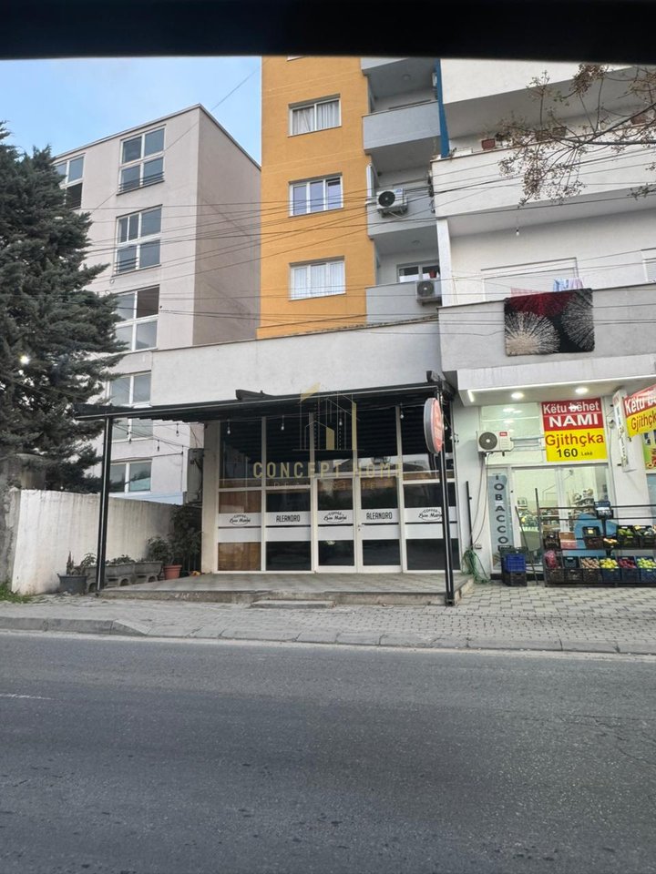 Premises for Rent in Kamez (Bathore)

Area: 115m2

✅ Features:
	•	Ready-to-use workspace
	•	Fully invested
	•	With a well-established clientele for years
	•	Suitable for bar-cafe, fast food, shop, or other service businesses
• 1 Toilet
• And an empty room that can be used as storage, billiards, etc.