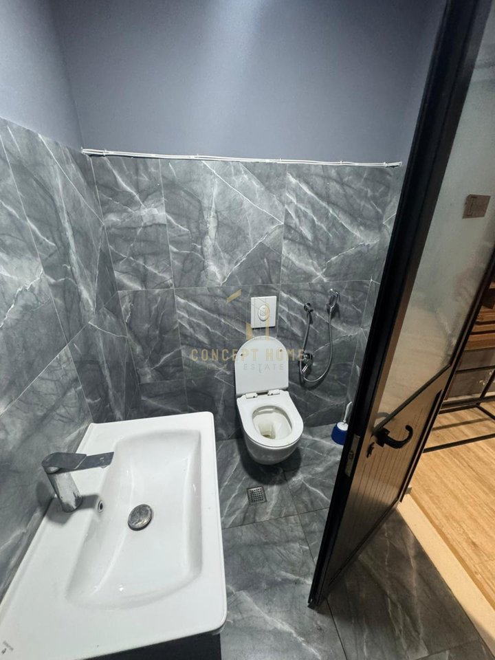 Premises for Rent in Kamez (Bathore)

Area: 115m2

✅ Features:
	•	Ready-to-use workspace
	•	Fully invested
	•	With a well-established clientele for years
	•	Suitable for bar-cafe, fast food, shop, or other service businesses
• 1 Toilet
• And an empty room that can be used as storage, billiards, etc.