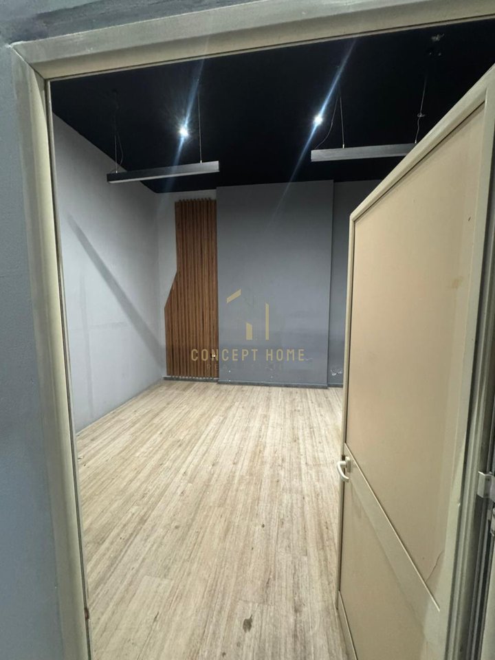 Premises for Rent in Kamez (Bathore)

Area: 115m2

✅ Features:
	•	Ready-to-use workspace
	•	Fully invested
	•	With a well-established clientele for years
	•	Suitable for bar-cafe, fast food, shop, or other service businesses
• 1 Toilet
• And an empty room that can be used as storage, billiards, etc.