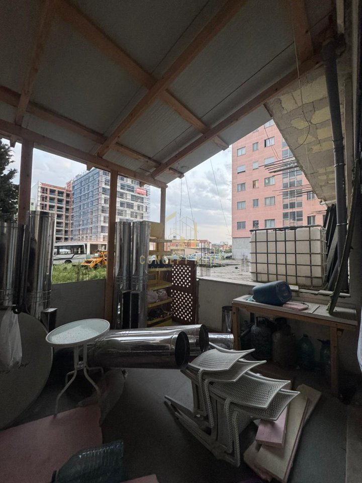 Premises for Rent in Kamez (Bathore)

Area: 115m2

✅ Features:
	•	Ready-to-use workspace
	•	Fully invested
	•	With a well-established clientele for years
	•	Suitable for bar-cafe, fast food, shop, or other service businesses
• 1 Toilet
• And an empty room that can be used as storage, billiards, etc.