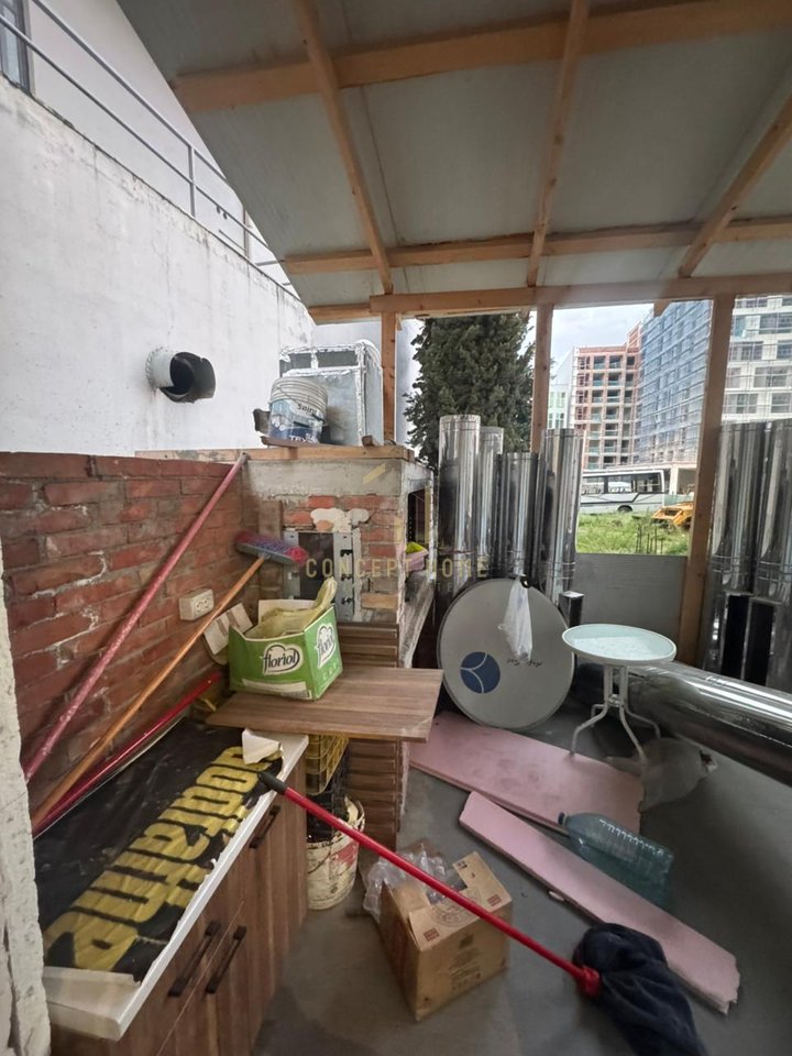 Premises for Rent in Kamez (Bathore)

Area: 115m2

✅ Features:
	•	Ready-to-use workspace
	•	Fully invested
	•	With a well-established clientele for years
	•	Suitable for bar-cafe, fast food, shop, or other service businesses
• 1 Toilet
• And an empty room that can be used as storage, billiards, etc.