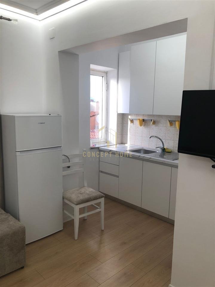 Jepet me qera Apartament 1+1 prane Stacionit te Trenit