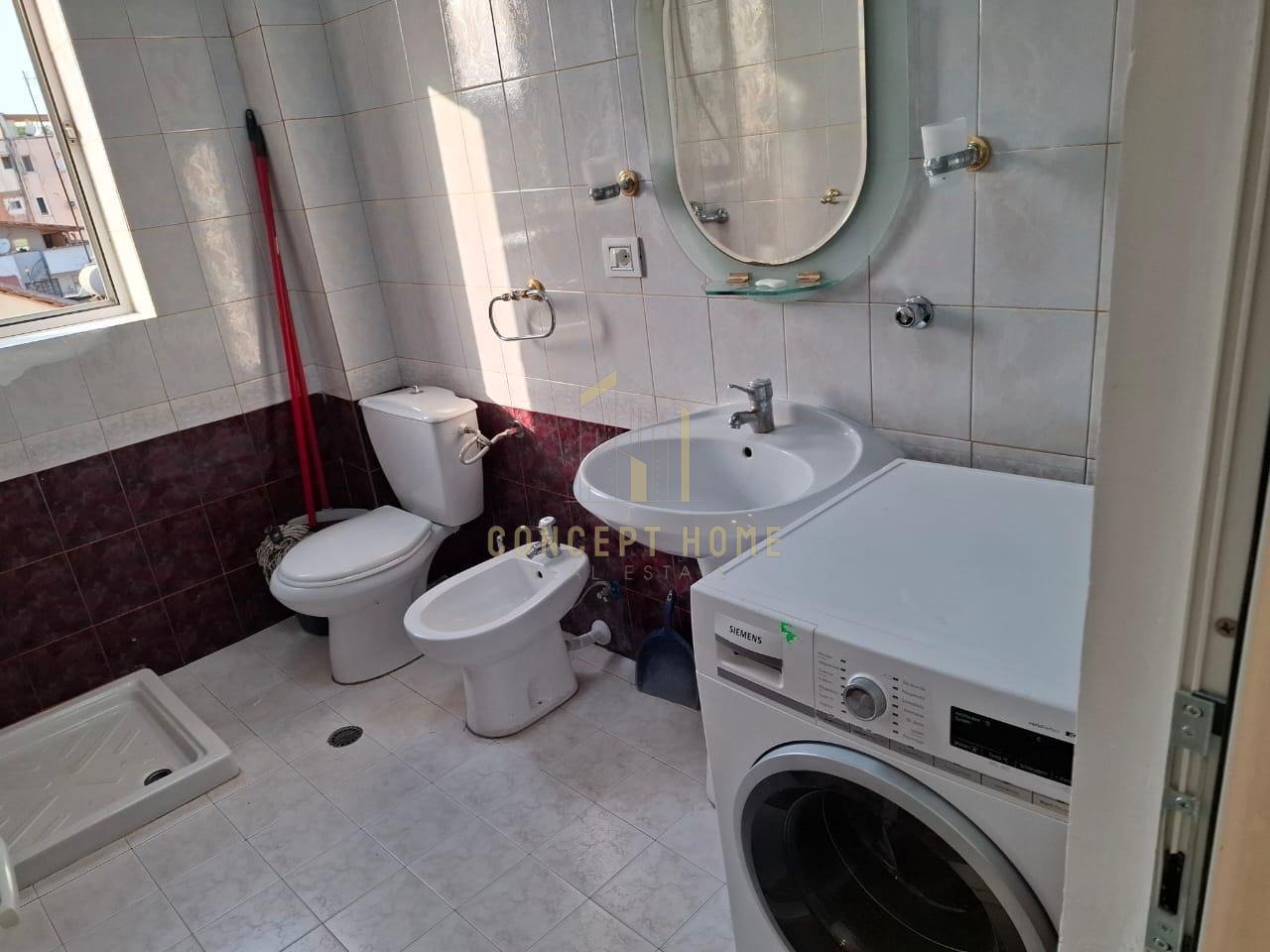 Jepet me qera Apartament 1+1 prane Stacionit te Trenit