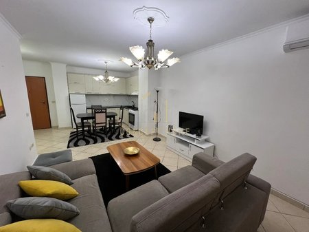 Jepet me qera Apartament 2+1 tek Komuna e Parisit.