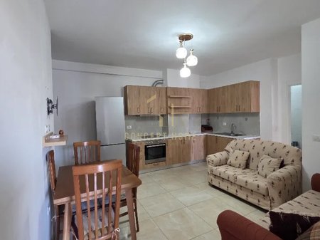 Jepet me qera Apartament 2+1 ne Astir.