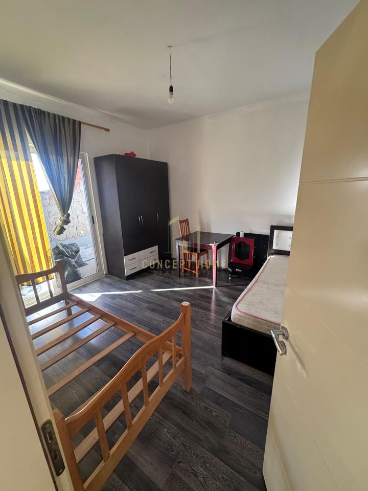 Jepet me qera Shtepi Private  2+1 ne Astir

Kati: 3 banim 

Siperfaqe: 80 m2