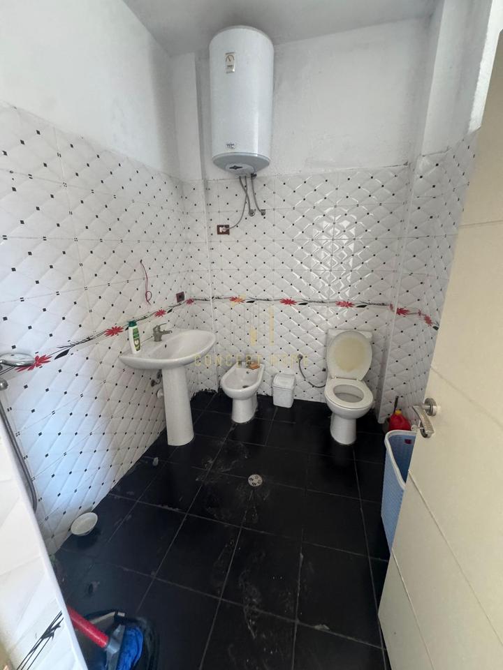 Jepet me qera Shtepi Private  2+1 ne Astir

Kati: 3 banim 

Siperfaqe: 80 m2