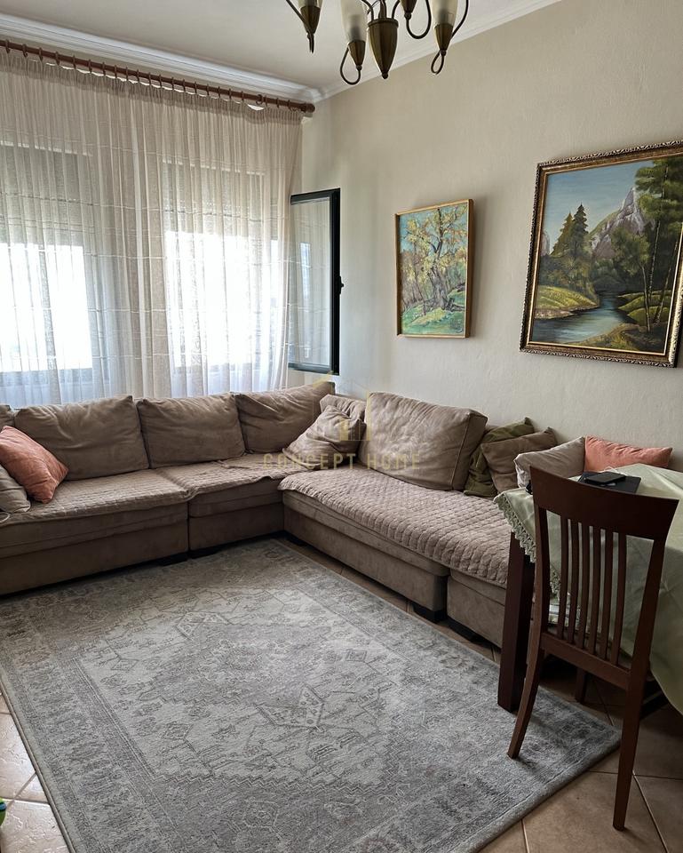 Jepet me qera shtepi  2+1 ne Fresk.