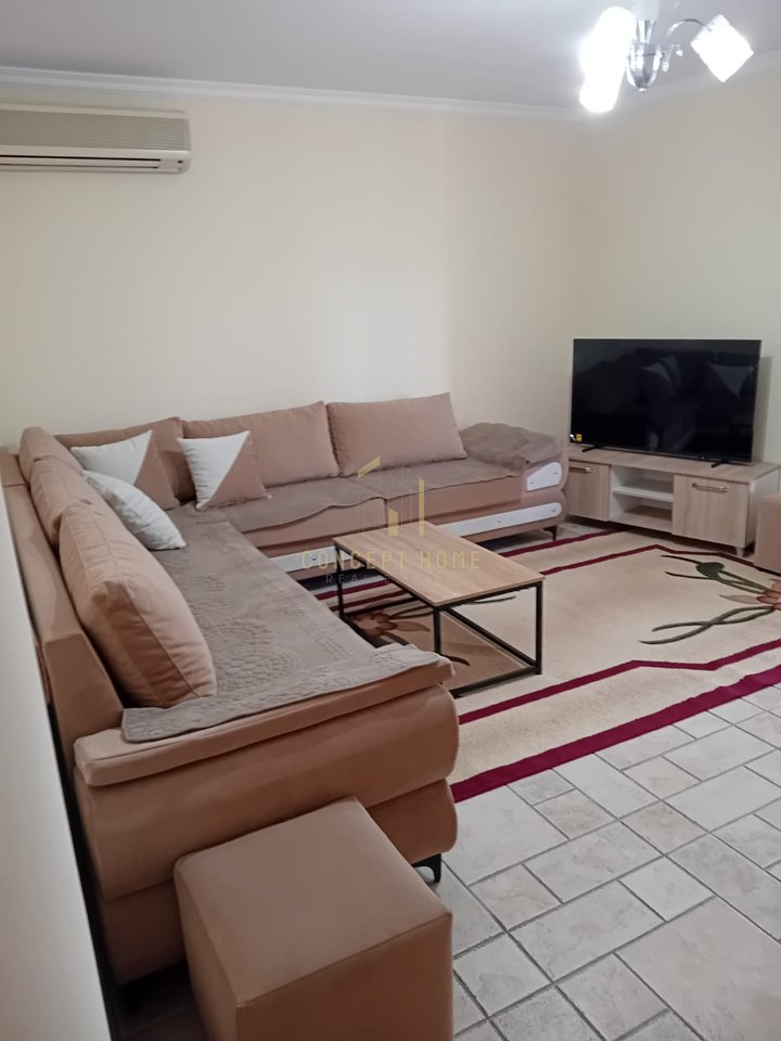 Jepet me qera apartament 3+1+2  ne Xhamllik.