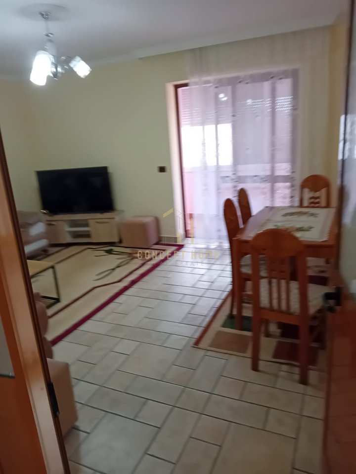 Jepet me qera apartament 3+1+2  ne Xhamllik.