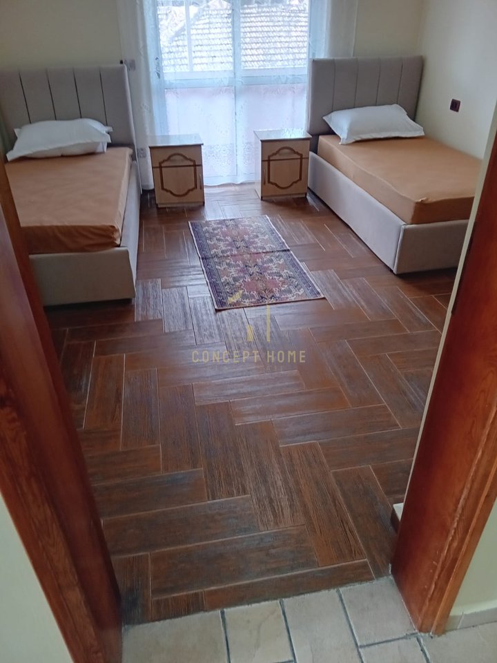 Jepet me qera apartament 3+1+2  ne Xhamllik.