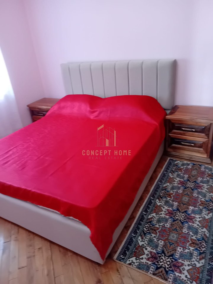 Jepet me qera apartament 3+1+2  ne Xhamllik.