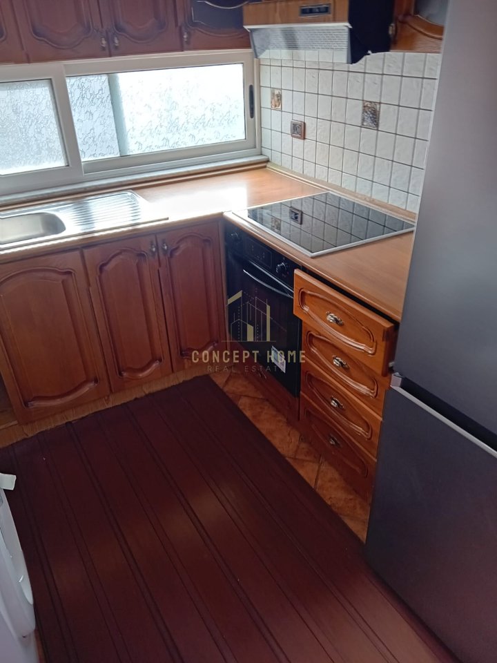 Jepet me qera apartament 3+1+2  ne Xhamllik.