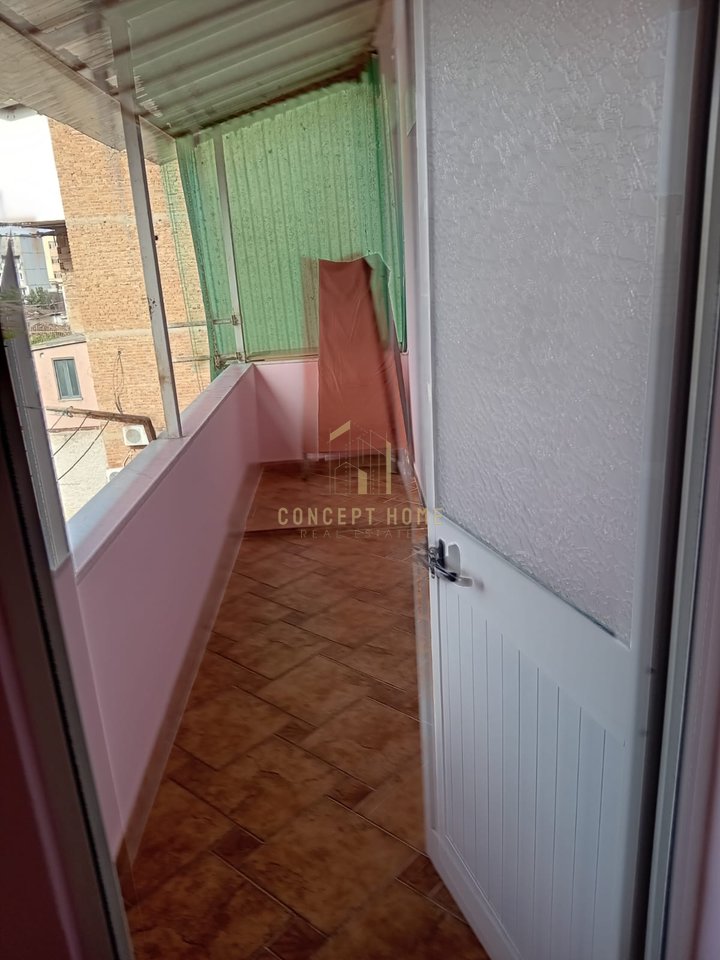 Jepet me qera apartament 3+1+2  ne Xhamllik.
