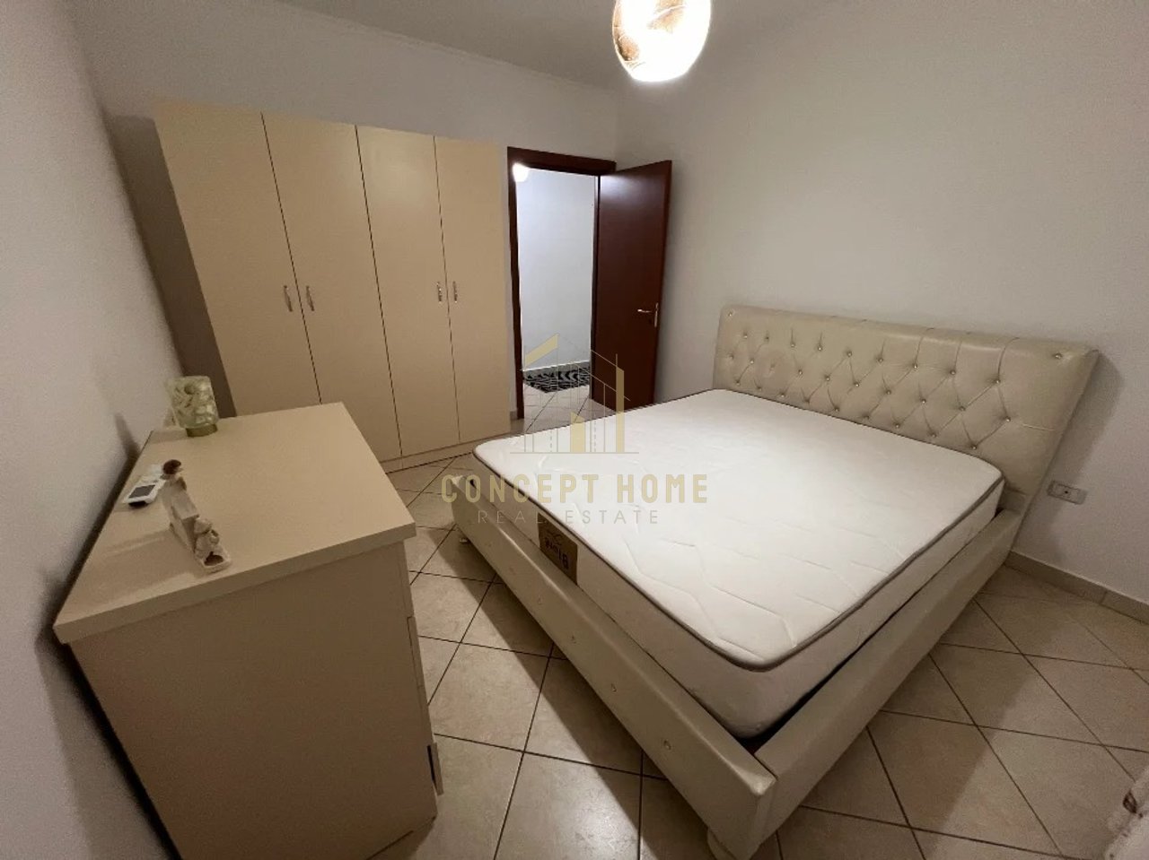 Jepet me qera Apartament 2+1 tek Komuna e Parisit.