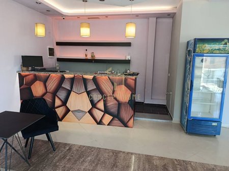 Jepet  bar kafe me qera ambjent  te kodra e priftit