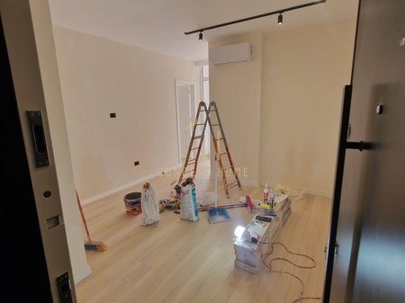 Shitet apartament Ekskluziv 1+1 tek Komune e Parisit / 150,000€