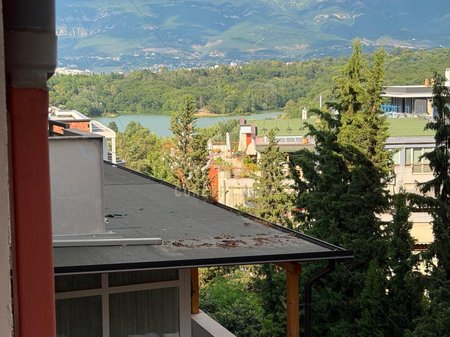 Jepet me qera apartament 1+1 tek Liqeni i Thate