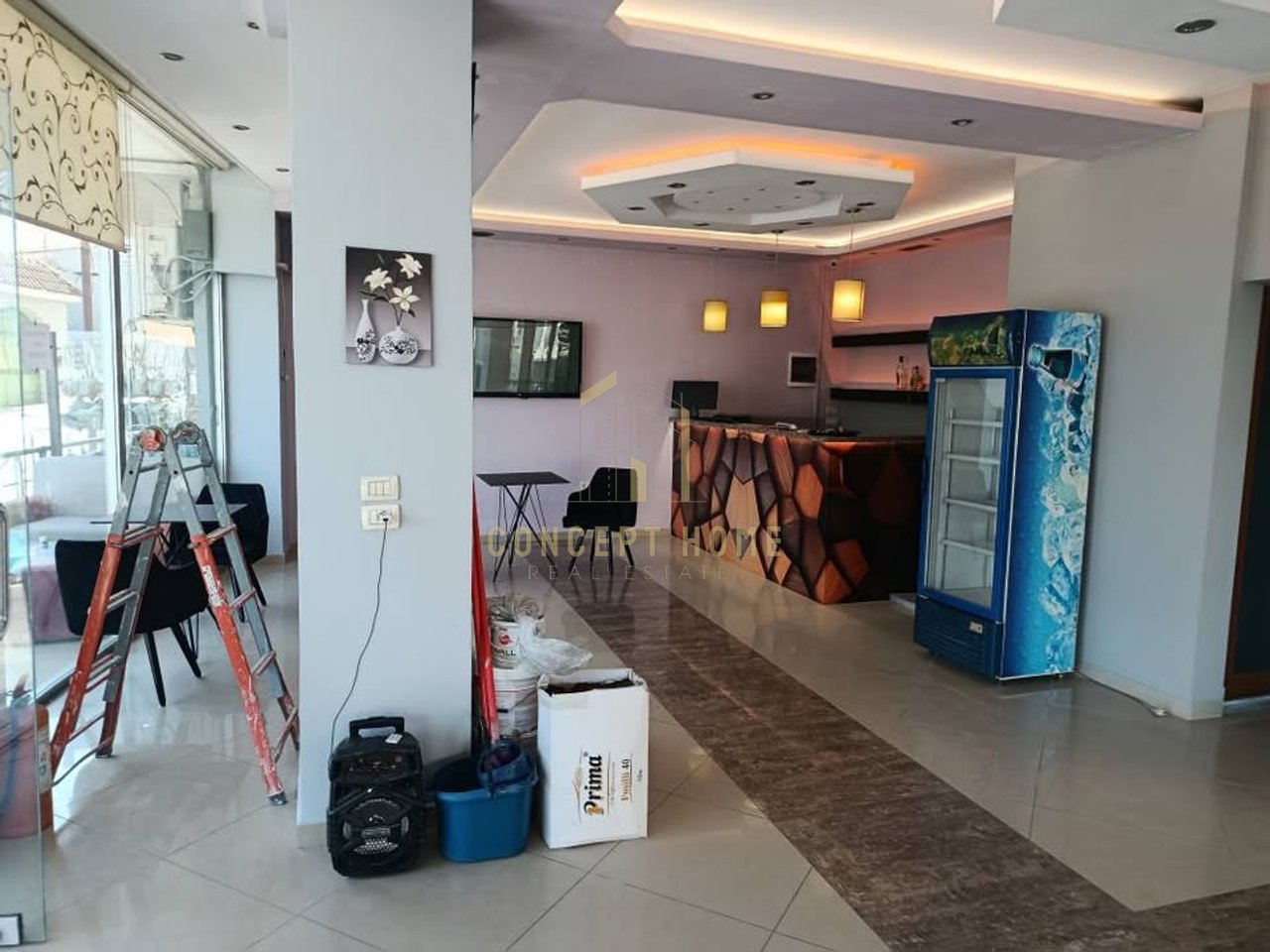 Jepet  bar kafe me qera ambjent  te kodra e priftit