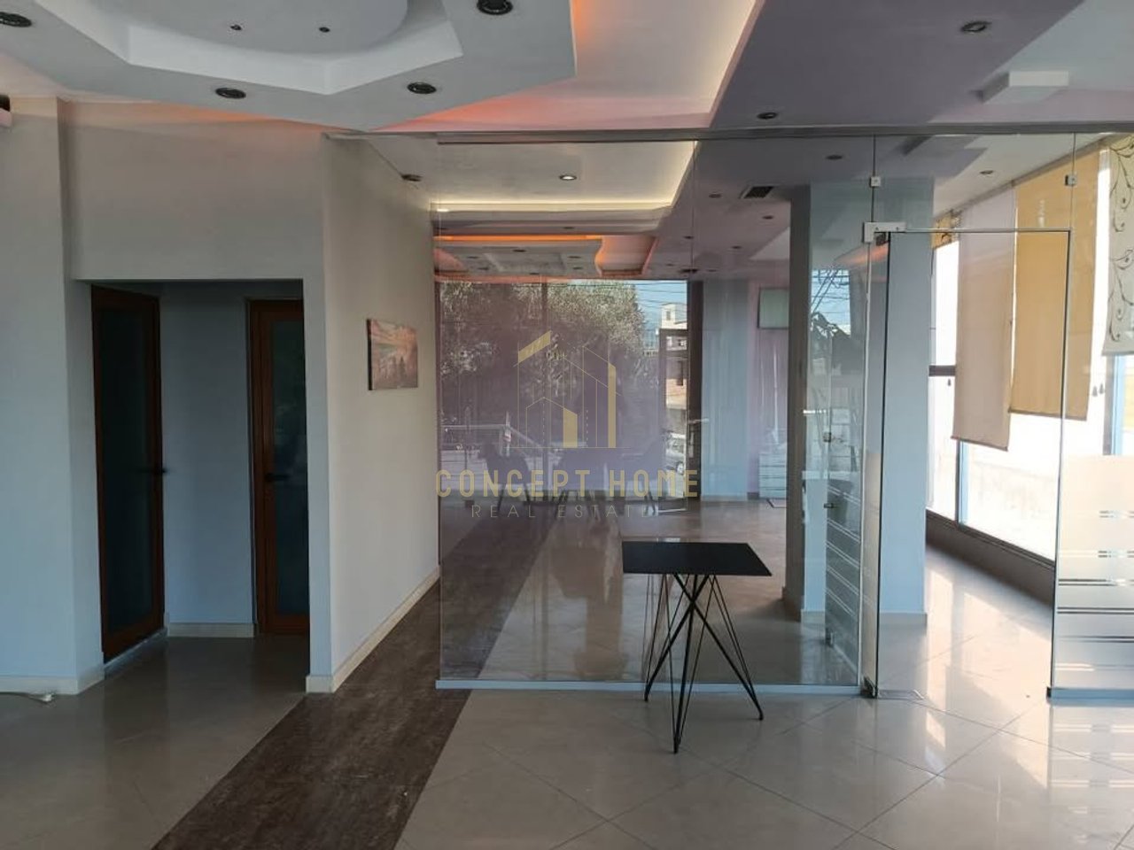 Jepet  bar kafe me qera ambjent  te kodra e priftit