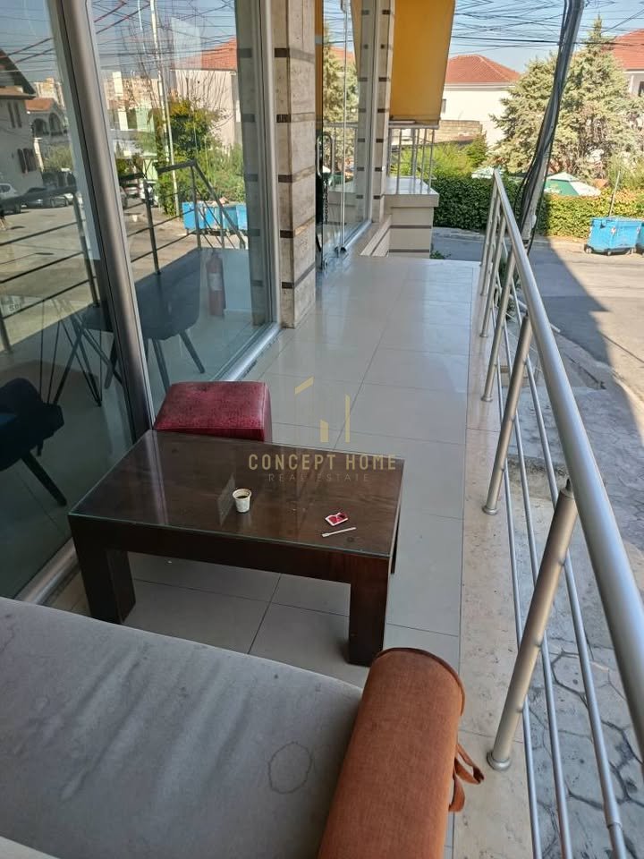 Jepet  bar kafe me qera ambjent  te kodra e priftit