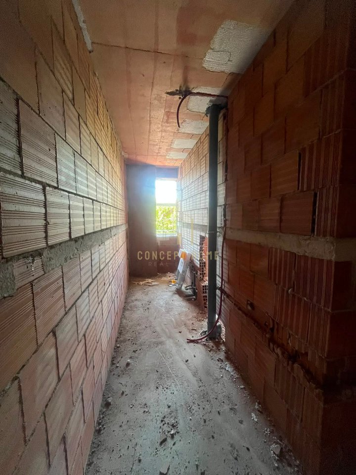 Shitet apartament 2+1 ne Kamez