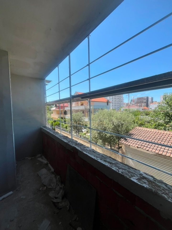 Shitet apartament 2+1 ne Kamez