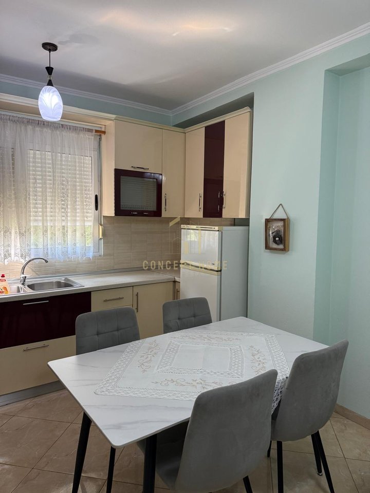 Jepet me qera Apartament 2+1 tek Materniteti i Ri