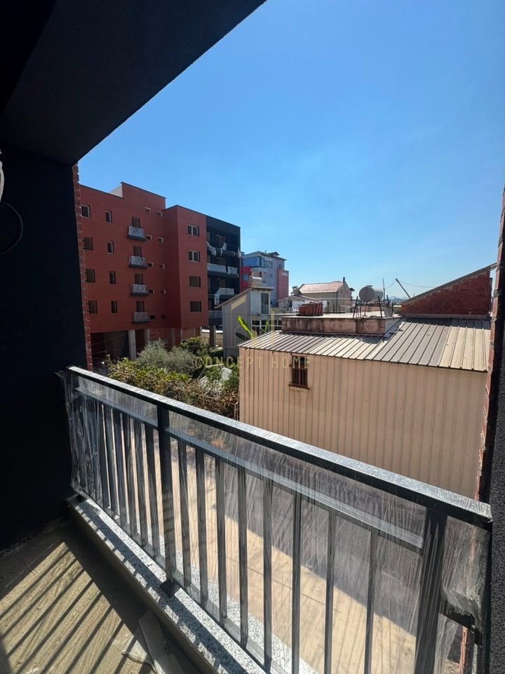 Shitet apartament 1+1 ne Kamez