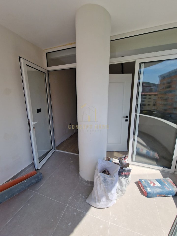 Appartamento esclusivo 1+1 in vendita a Komune e Parisit / 150.000€