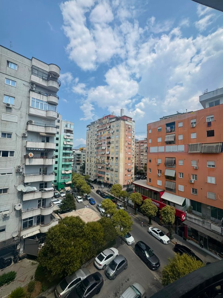 Appartamento 3+1+2 in affitto a Komuna e Parisit